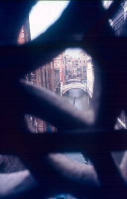 Veneza: Vista através da Ponte dos Suspiros
